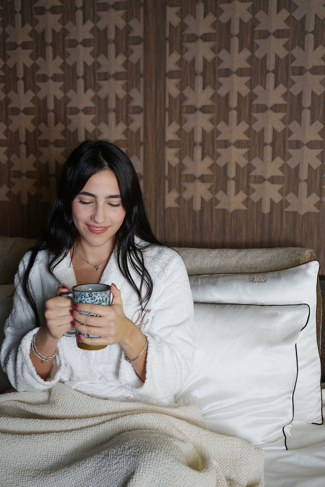 Set 2 Federe 100% Seta 22 Momme 50x75/80cm Bianche con Bordo Blu Notte