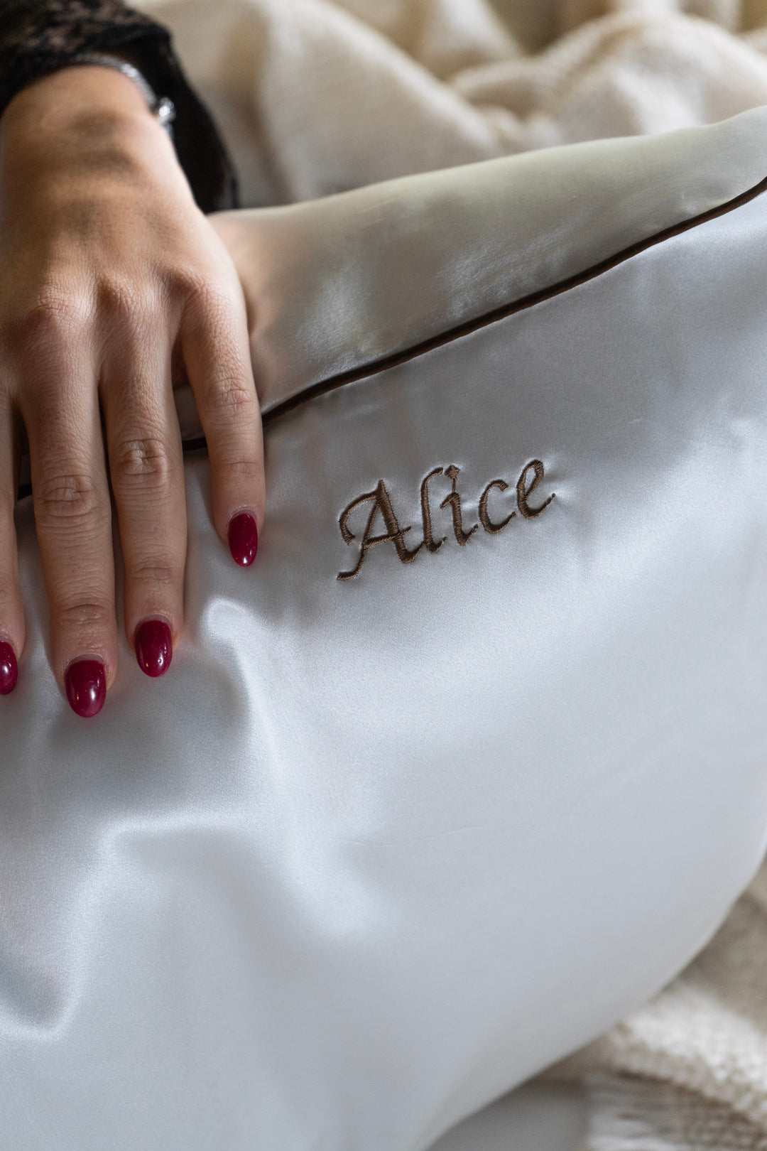 Set 2 Federe 100% Seta 22 Momme 50x75/80cm Bianche con Bordo Marrone