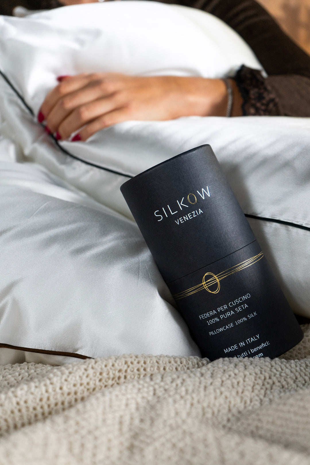 Set 2 Federe 100% Seta 22 Momme 50x75/80cm Bianche con Bordo Blu Notte