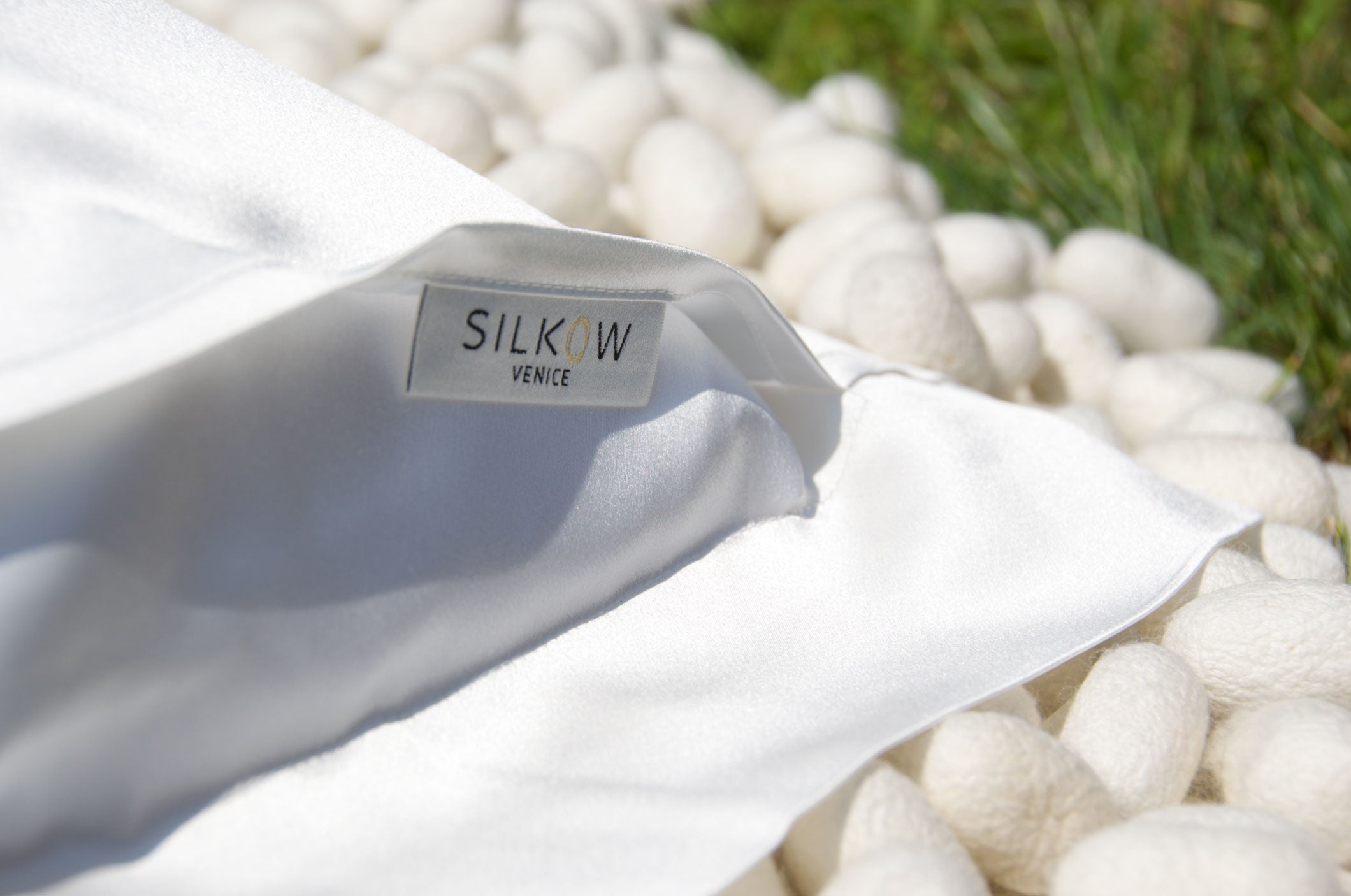 Set of 2 L22 pillowcases - Silk satin with wide edges.